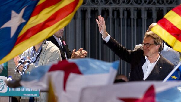 Catalonia's regional government president and leader of the Catalan Democratic Convergence (CDC) Artur Mas waves as he celebrates, following the results of the Catalan regional election on September 27, 2015 in Barcelona. - Sputnik International