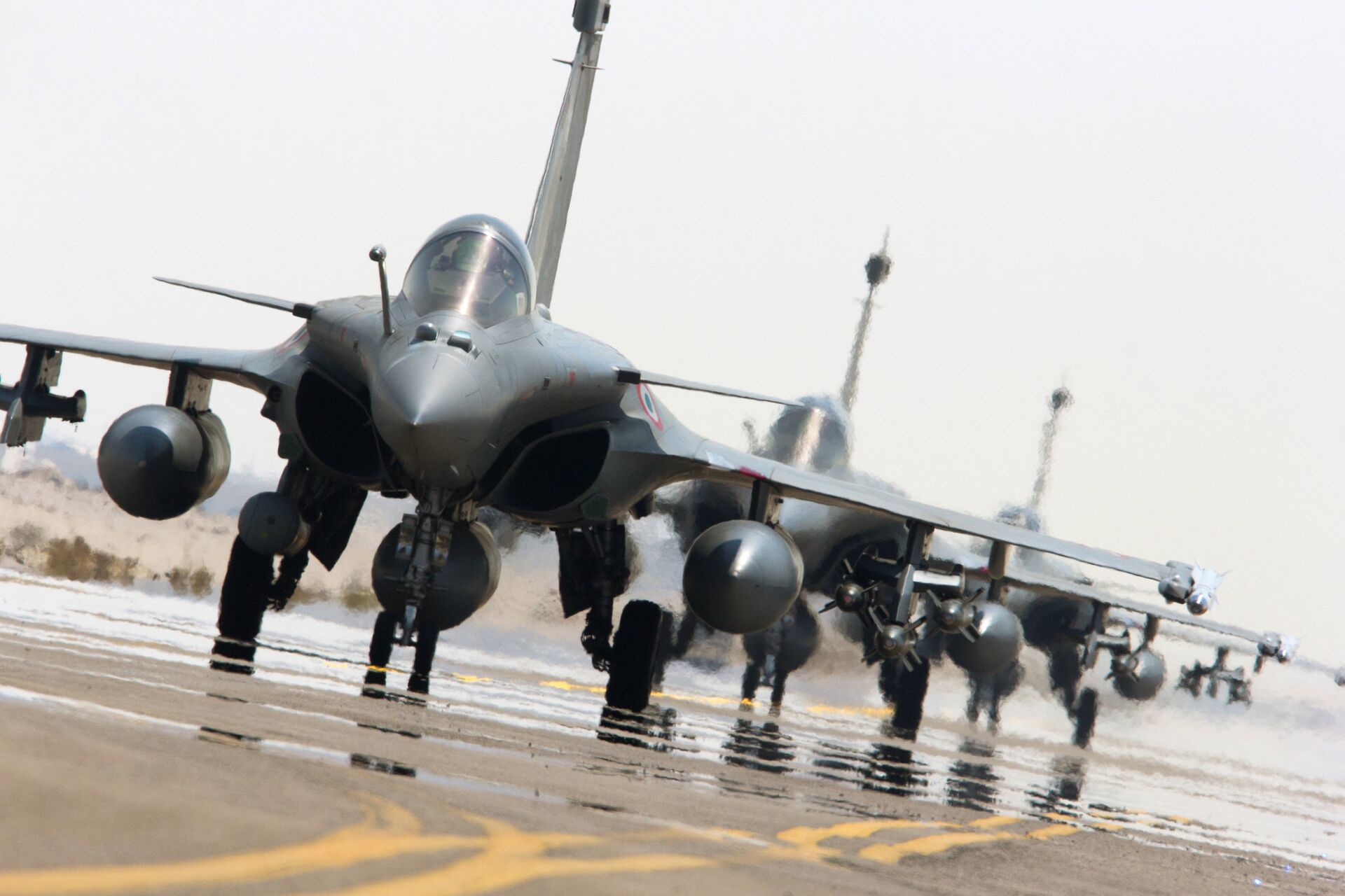 This photo released on Sunday, Sept. 27, 2015 by the French Army Communications Audiovisual office (ECPAD) shows French army Rafale fighter jets on the tarmac of an undisclosed air base as part of France's Operation Chammal launched in September 2015 in support of the US-led coalition against Islamic State group - Sputnik International, 1920, 28.09.2021