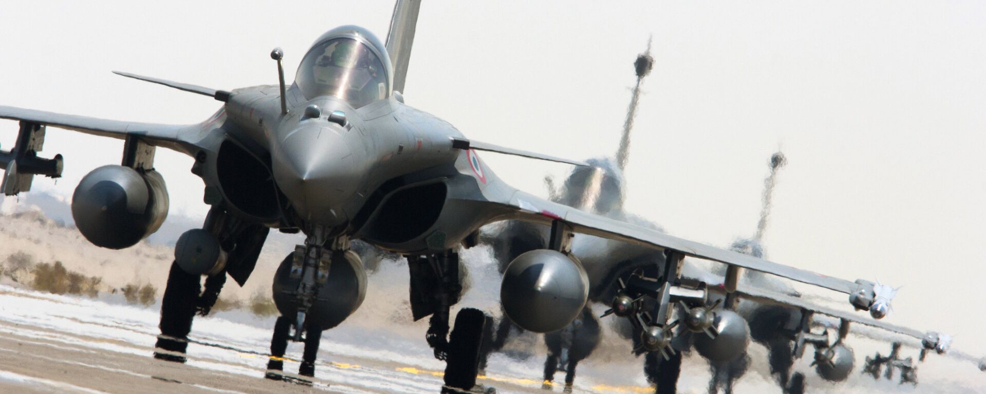 This photo released on Sunday, Sept. 27, 2015 by the French Army Communications Audiovisual office (ECPAD) shows French army Rafale fighter jets on the tarmac of an undisclosed air base as part of France's Operation Chammal launched in September 2015 in support of the US-led coalition against Islamic State group - Sputnik International, 1920, 01.03.2024