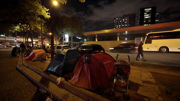A view shows tents at a makeshift camp on a street where Ehab Ali Naser, a 23 year-old Syrian refugee, lives, in northern Paris, France, September 16, 2015. - Sputnik International