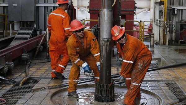 FILE - In this Nov. 22, 2013 file photo, oil workers set the drill on the Centenario deep-water drilling platform off the coast of Veracruz, Mexico in the Gulf of Mexico - Sputnik International