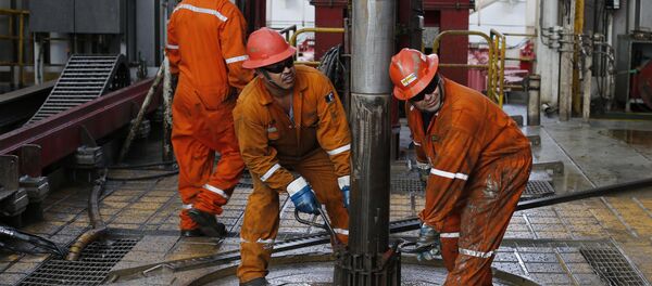 FILE - In this Nov. 22, 2013 file photo, oil workers set the drill on the Centenario deep-water drilling platform off the coast of Veracruz, Mexico in the Gulf of Mexico - Sputnik International