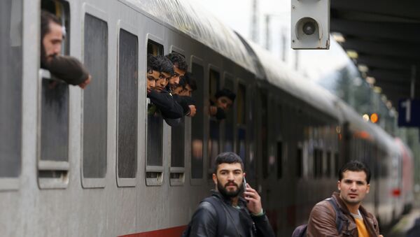 Migrants lean out of windows as their train arrives in Freilassing, Germany September 28, 2015 - Sputnik International