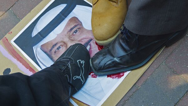 Protesters step on a photo of Saudi King Salman on September 4, 2015. - Sputnik International