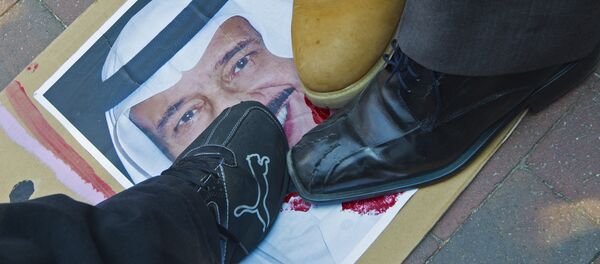 Protesters step on a photo of Saudi King Salman on September 4, 2015. Protesters step on a photo of Saudi King Salman on September 4, 2015. - Sputnik International