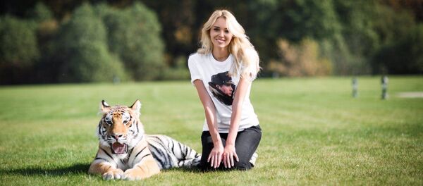 Ksenia Sukhinova with Mir tiger Ksenia Sukhinova with Mir tiger - Sputnik International