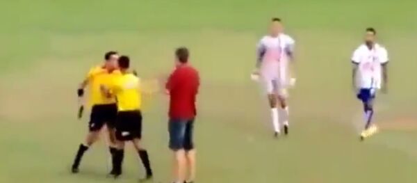Referee Pulls out a Gun During a Football Match in Brazil - Sputnik International
