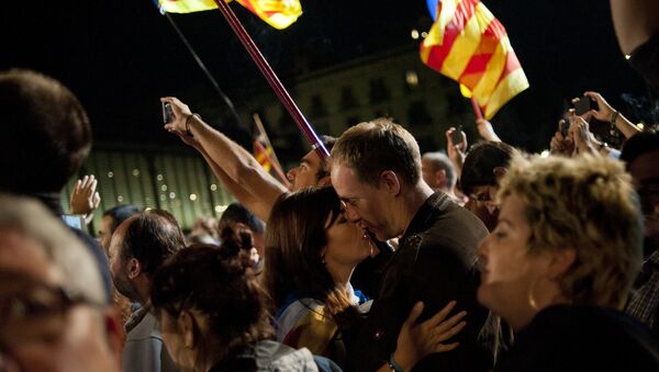 A couple kisses after the partial results of the regional election in Barcelona on September 27, 2015 - Sputnik International