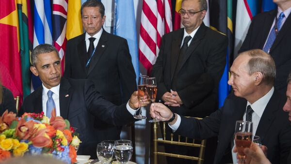 In this Monday, Sept. 28, 2015, photo, provided by the United Nations, US President Barack Obama, left, and Russia's President Vladimir Putin toast during a luncheon hosted during the 70th annual United Nations General Assembly at U.N. headquarters - Sputnik International