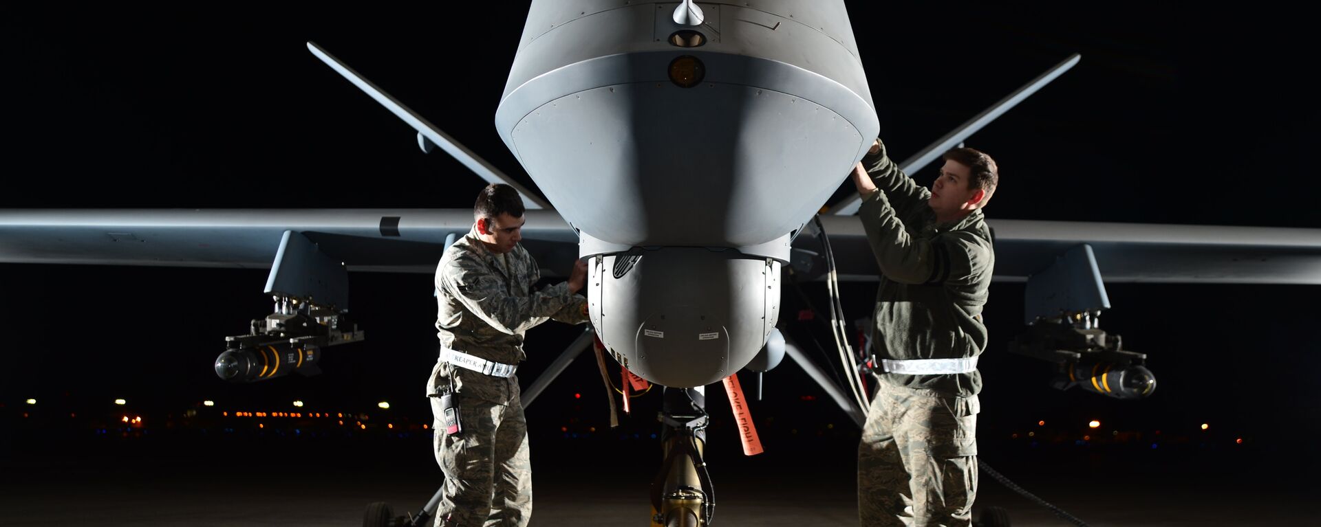Airman 1st Class Steven (left) and Airman 1st Class Taylor prepare an MQ-9 Reaper for flight during exercise Combat Hammer, May 15, 2014, at Creech Air Force Base, Nev. Reaper crews flew a week-long mission, where they released the GBU-12 Paveway II and AGM-114 Hellfire munitions. Steven and Taylor are MQ-9 Reaper crew chiefs from the 432nd Aircraft Maintenance Squadron.  - Sputnik International, 1920, 15.03.2023