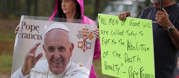 Supporters of Kelly Gissendaner hold signs with an image and quote from Pope Francis as they wait for the execution of Gissendaner at the Georgia Diagnostic and Classification Prison in Jackson, Georgia September 29, 2015 - Sputnik International