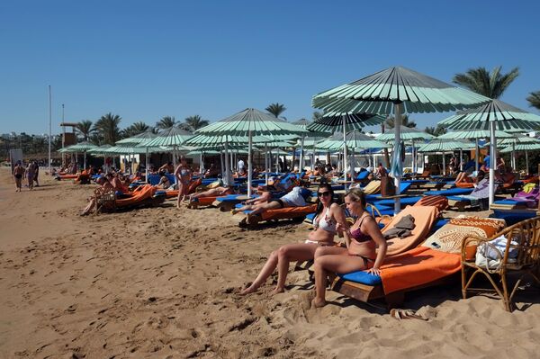 Tourists enjoy the beach in the Egyptian Red Sea resort of Sharm el-Sheikh on February 19, 2014 - Sputnik International