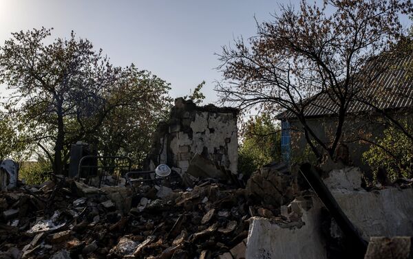 Destroyed houses in the village of Zhelobok, Lugansk Region - Sputnik International