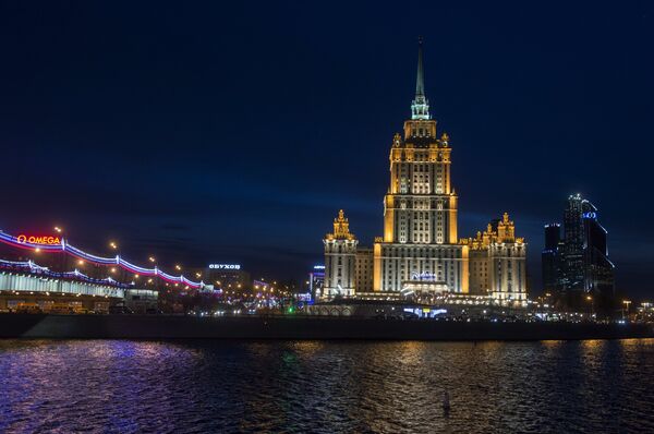 A view of the Hotel Ukraina from across the Moscow River. - Sputnik International