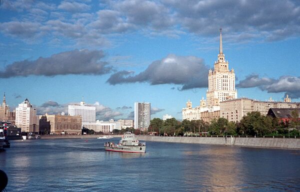 The Taras Shevchenko walkway (right) along the Moscow Embankment. The photo also features a view of the Hotel Ukraina, the Russian House of Government, and the Moscow Mayor's Office. The Taras Shevchenko walkway (right) along the Moscow Embankment. The photo also features a view of the Hotel Ukraina, the Russian House of Government, and the Moscow Mayor's Office. - Sputnik International