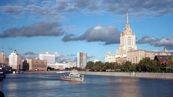 The Taras Shevchenko walkway (right) along the Moscow Embankment. The photo also features a view of the Hotel Ukraina, the Russian House of Government, and the Moscow Mayor's Office. - Sputnik International