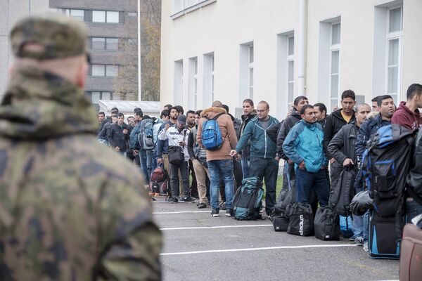 Asylum seekers arrive at a refugee reception centre in the northern town of Tornio, Finland September 25, 2015 - Sputnik International
