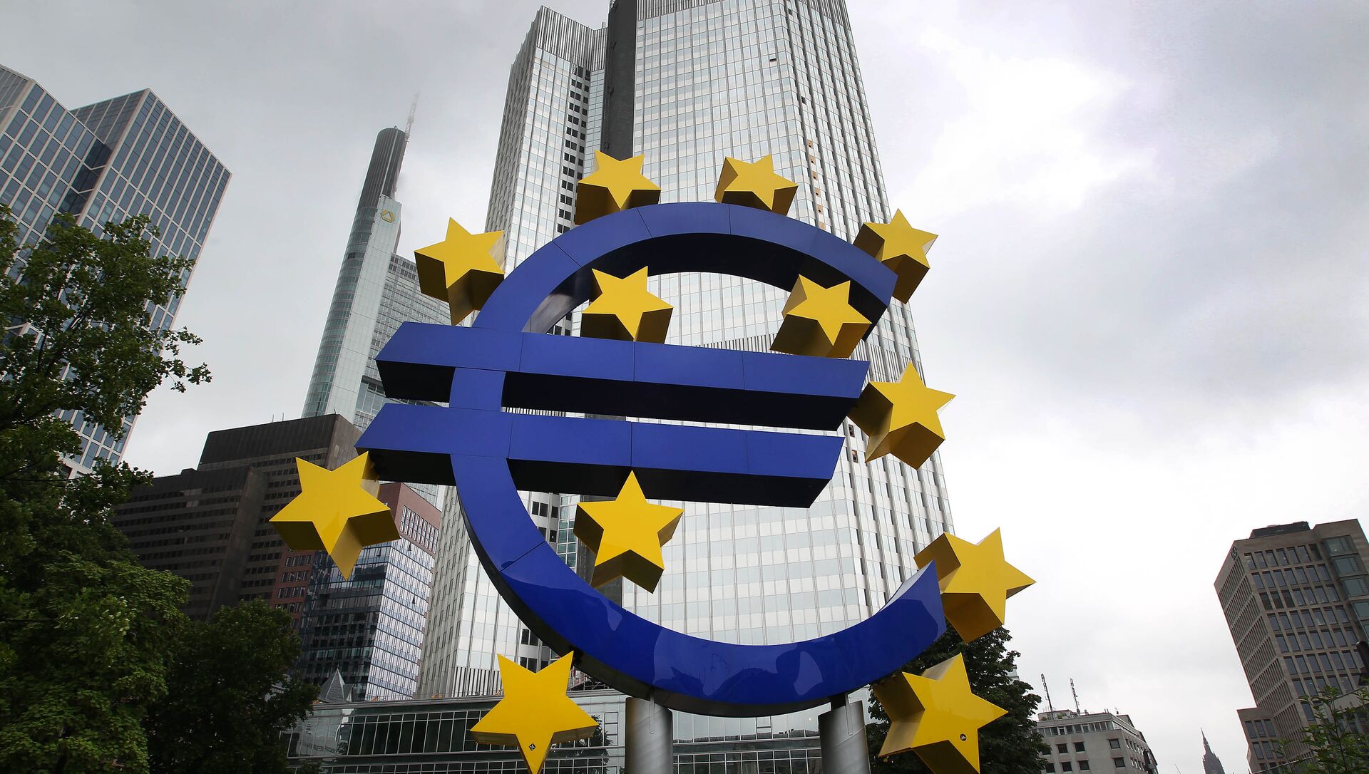 The Euro logo is pictured in front of the former headquarter of the European Central Bank (ECB) in Frankfurt am Main, western Germany, on July 20, 2015. - Sputnik International, 1920, 15.04.2021