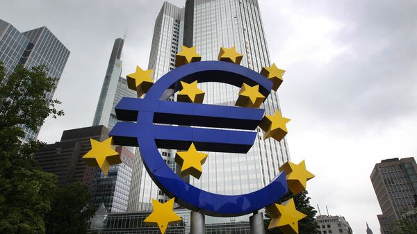 The Euro logo is pictured in front of the former headquarter of the European Central Bank (ECB) in Frankfurt am Main, western Germany, on July 20, 2015 - Sputnik International