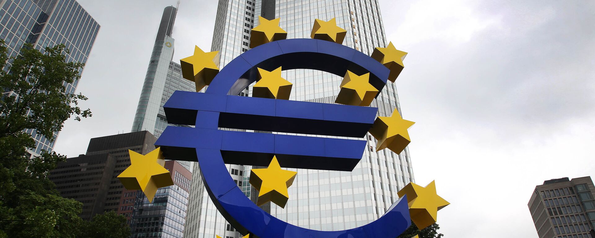 The Euro logo is pictured in front of the former headquarter of the European Central Bank (ECB) in Frankfurt am Main, western Germany, on July 20, 2015. - Sputnik International, 1920, 03.07.2023