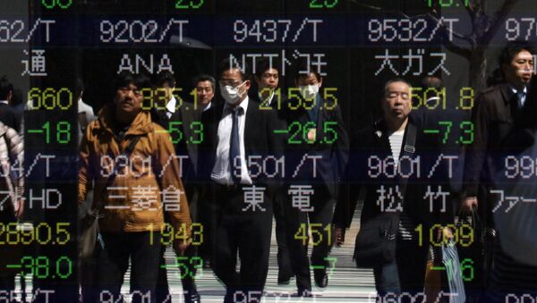 Pedestrians are reflected in the window of a securities company shows the numbers of the Tokyo Stock Exchange in Tokyo on March 26, 2015 - Sputnik International