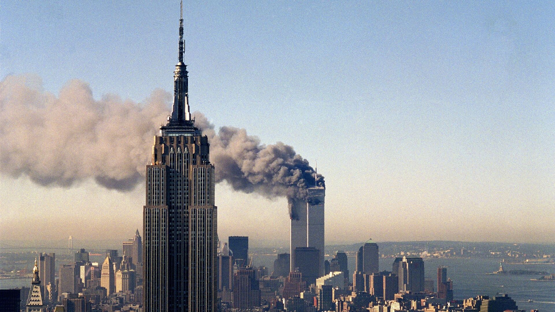 In this Sept. 11, 2001, file photo, the twin towers of the World Trade Center burn behind the Empire State Building in New York. - Sputnik International, 1920, 10.09.2021
