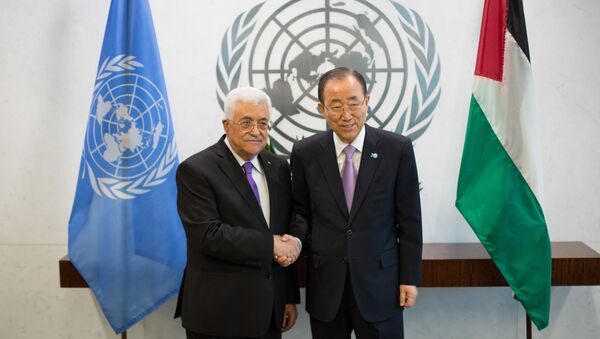 The State of Palestine's President Mahmoud Abbas, left, poses with United Nations Secretary-General Ban Ki-moon at the United Nations headquarters Wednesday, Sept. 30, 2015 - Sputnik International