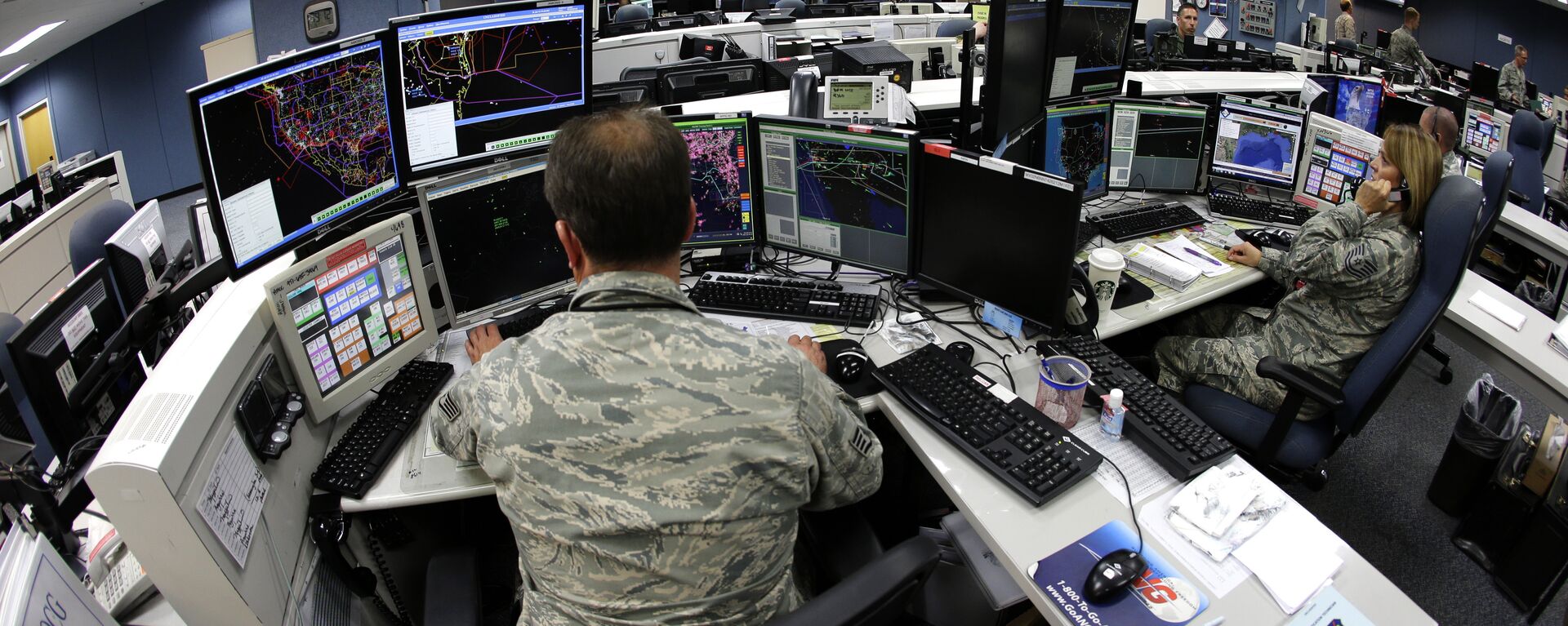 Air National Guard soldiers monitor computer screens - Sputnik International, 1920, 04.10.2016