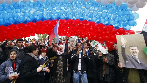 Pro-Syrian government protesters gather under a large Russian flag made with balloons in Damascus, Syria - Sputnik International