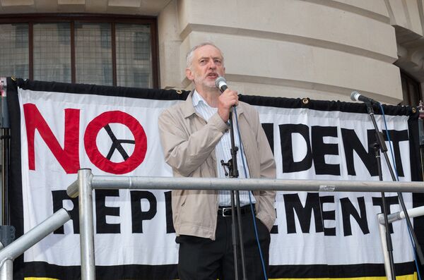 UK Labour party leader Jeremy Corbyn addresses the crowd. - Sputnik International