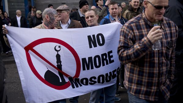 Protesters hold a banner reading 'No more mosque' - Sputnik International
