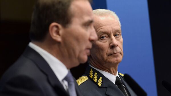 Supreme Commander Sverker Goranson, right, and Sweden's prime minister Stefan Lofven, left, talk to the media at a press conference in Stockholm Friday, Nov. 14, 2014. - Sputnik International