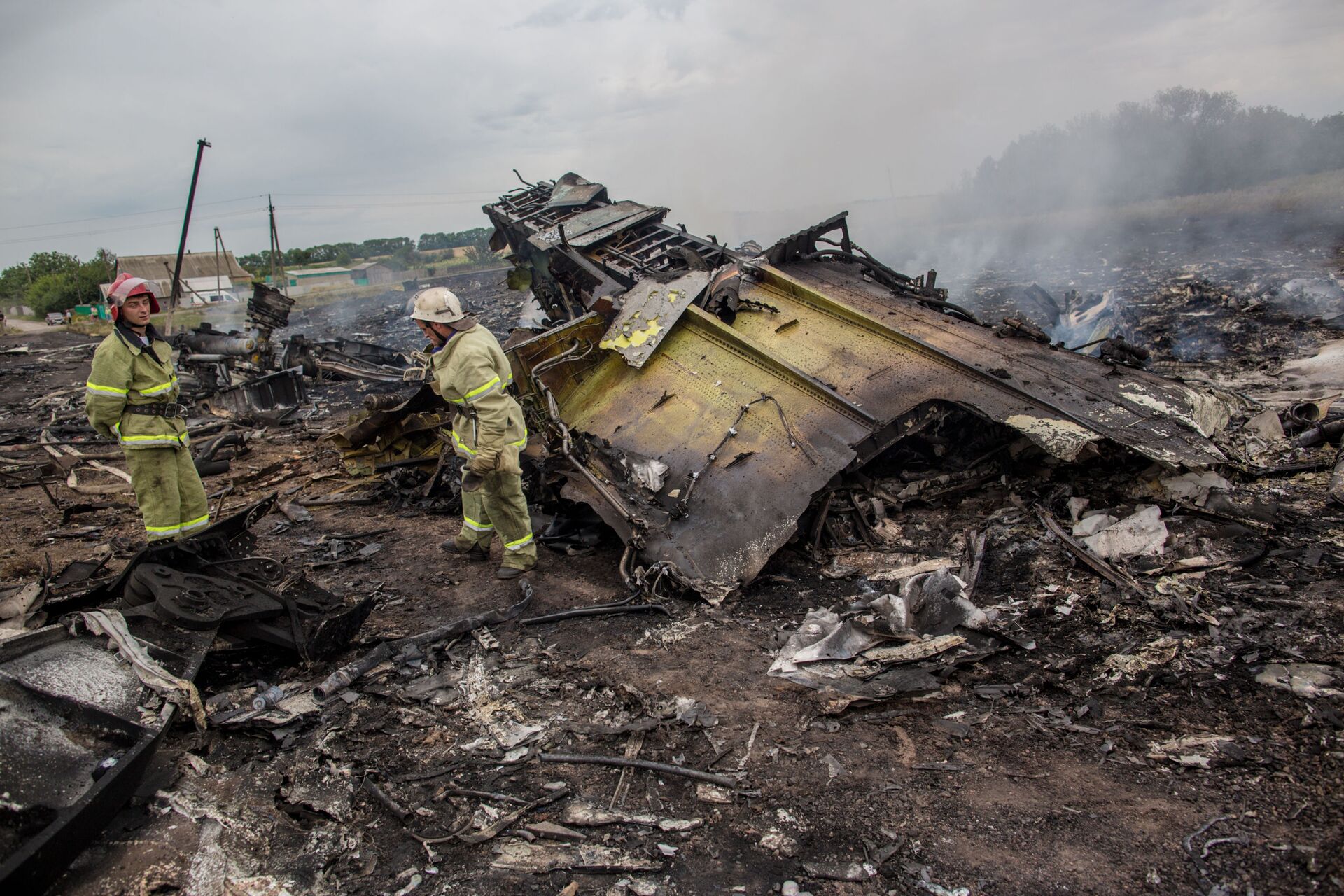 Rescuers seen at the site of the MH17 plane crash in Ukraine. File photo  - Sputnik International, 1920, 20.12.2021