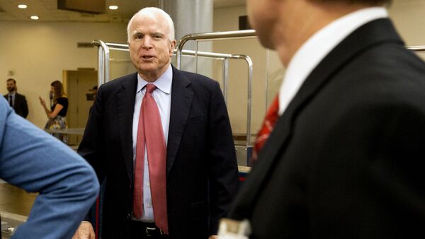 Sen. John McCain, R-Ariz. talks with visitors on Capitol Hill in Washington, Wednesday, Sept. 30, 2015. - Sputnik International
