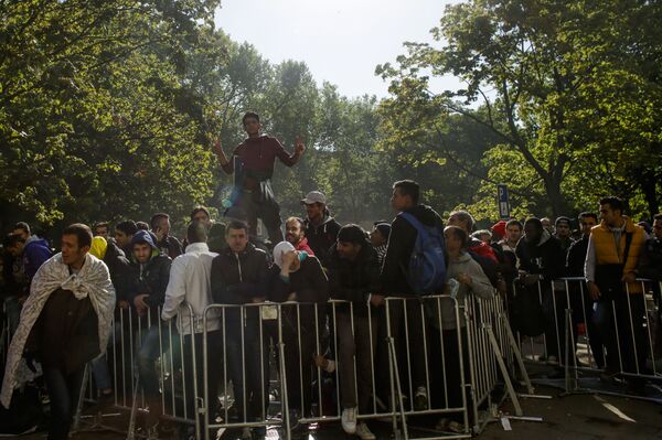 Migrants and refugees wait for their registration at central registration center for refugees and asylum seekers LaGeSo (Landesamt fuer Gesundheit und Soziales - State Office for Health and Social Affairs) in Berlin, Germany, Thursday, Oct. 1, 2015. Migrants and refugees wait for their registration at central registration center for refugees and asylum seekers LaGeSo (Landesamt fuer Gesundheit und Soziales - State Office for Health and Social Affairs) in Berlin, Germany, Thursday, Oct. 1, 2015. - Sputnik International