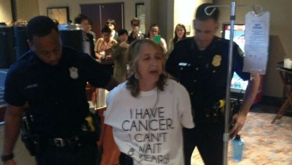 Atlanta police arrest health advocate and cancer survivor Zahara Heckscher outside of negotiations for the Trans-Pacific Partnership. - Sputnik International