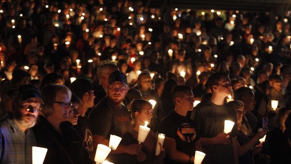 People take part in candle light vigil following a mass shooting at Umpqua Community College in Roseburg, Oregon October 1, 2015 - Sputnik International