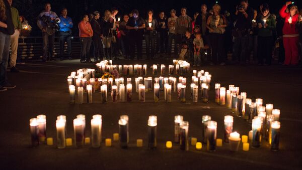 People attend a candlelight vigil in Roseburg, Oregon late on October 1, 2015, for ten people killed and seven others wounded in a shooting at a community college in the western US state of Oregon - Sputnik International