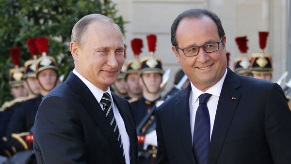 French President Francois Hollande (R) welcomes Russia's President Vladimir Putin as he arrives attend a summit to discuss the conflict in Ukraine at the Elysee Palace in Paris, France, October 2, 2015 - Sputnik International