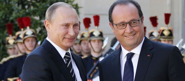 French President Francois Hollande (R) welcomes Russia's President Vladimir Putin as he arrives attend a summit to discuss the conflict in Ukraine at the Elysee Palace in Paris, France, October 2, 2015 French President Francois Hollande (R) welcomes Russia's President Vladimir Putin as he arrives attend a summit to discuss the conflict in Ukraine at the Elysee Palace in Paris, France, October 2, 2015 - Sputnik International