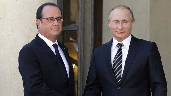 French President Francois Hollande (L) shakes hands with Russia's President Vladimir Putin as he arrives attend a summit to discuss the conflict in Ukraine at the Elysee Palace in Paris, France, October 2, 2015 - Sputnik International