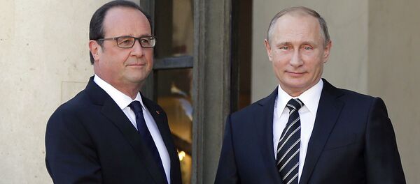 French President Francois Hollande (L) shakes hands with Russia's President Vladimir Putin as he arrives attend a summit to discuss the conflict in Ukraine at the Elysee Palace in Paris, France, October 2, 2015 - Sputnik International
