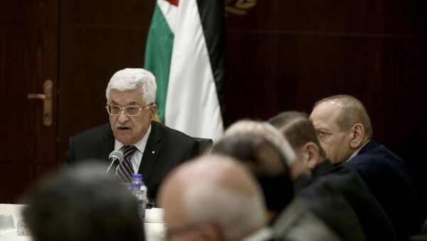 Palestinian president Mahmud Abbas (C-back) chairs a meeting of the Palestine Liberation Organisation (PLO) executive committee in the West Bank city of Ramallah - Sputnik International