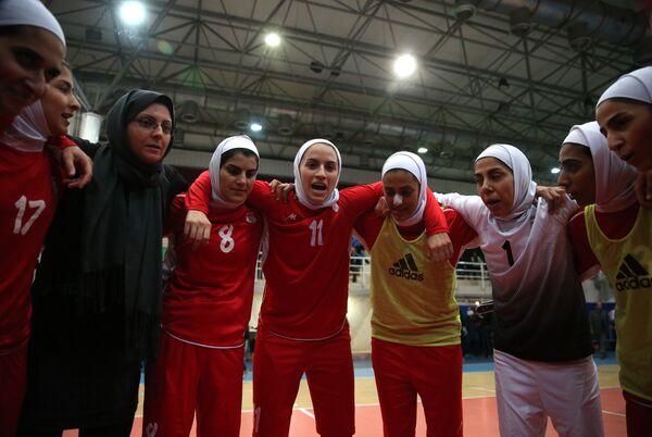Iranian women's football captain Niloofar Ardalan (C) speaking with her teammates during a practice session in Tehran. (File) - Sputnik International
