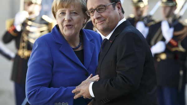 German Chancellor Angela Merkel , left, is welcomed by French President Francois Hollande at the Elysee Palace in Paris, France, Friday, Oct. 2, 2015. - Sputnik International
