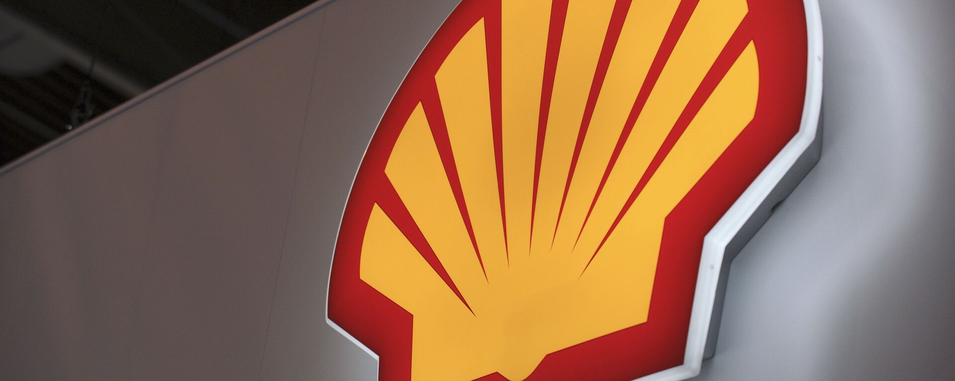 A picture shows the logo of Anglo-Dutch oil giant Shell  - Sputnik International, 1920, 04.12.2022