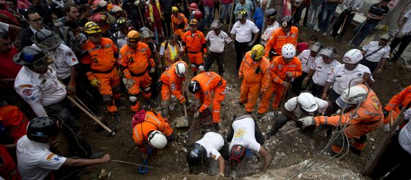 Rescue workers and firemen search for survivors at the the site of a landslide in Cambray, a neighborhood in the suburb of Santa Catarina Pinula, about 10 miles east of Guatemala City, Friday, Oct. 2, 2015. Rescue workers and firemen search for survivors at the the site of a landslide in Cambray, a neighborhood in the suburb of Santa Catarina Pinula, about 10 miles east of Guatemala City, Friday, Oct. 2, 2015. - Sputnik International