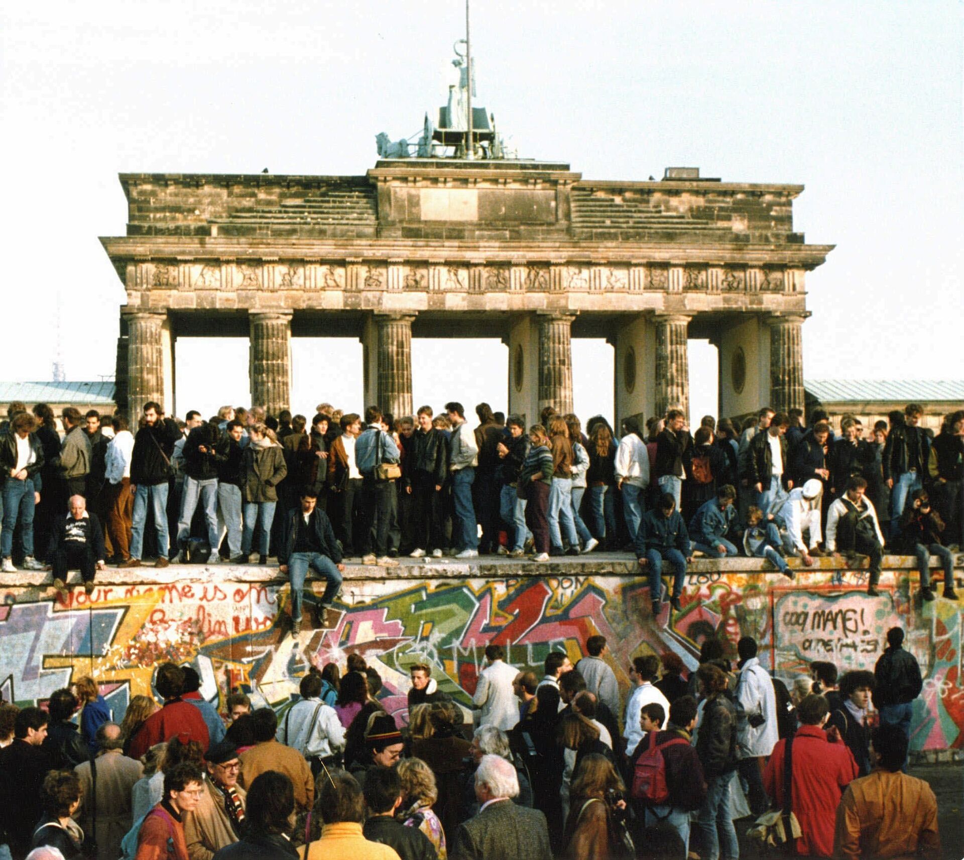 People walking on the Berlin wall in front of the Brandenburg gate after opening one day before, Nov. 10, 1989 - Sputnik International, 1920, 27.05.2023