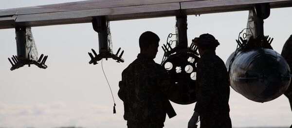 Servicemen near Su-25 aircraft - Sputnik International