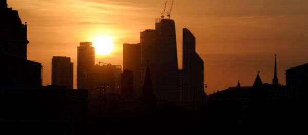 The sun sets behind the central Moscow skyline on September 18, 2015 - Sputnik International